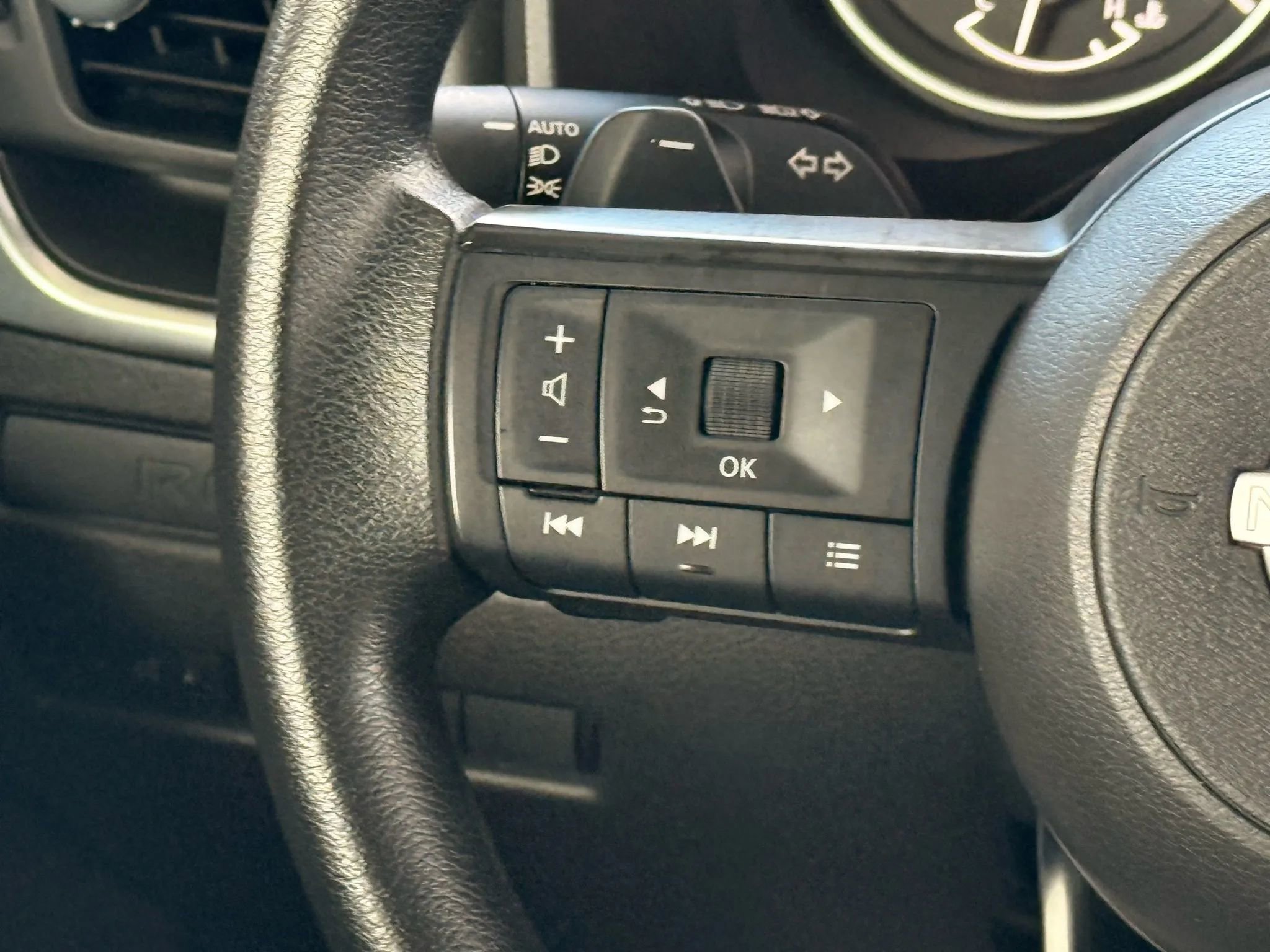 Used 2023 Nissan Rogue S AWD/4WD image 78