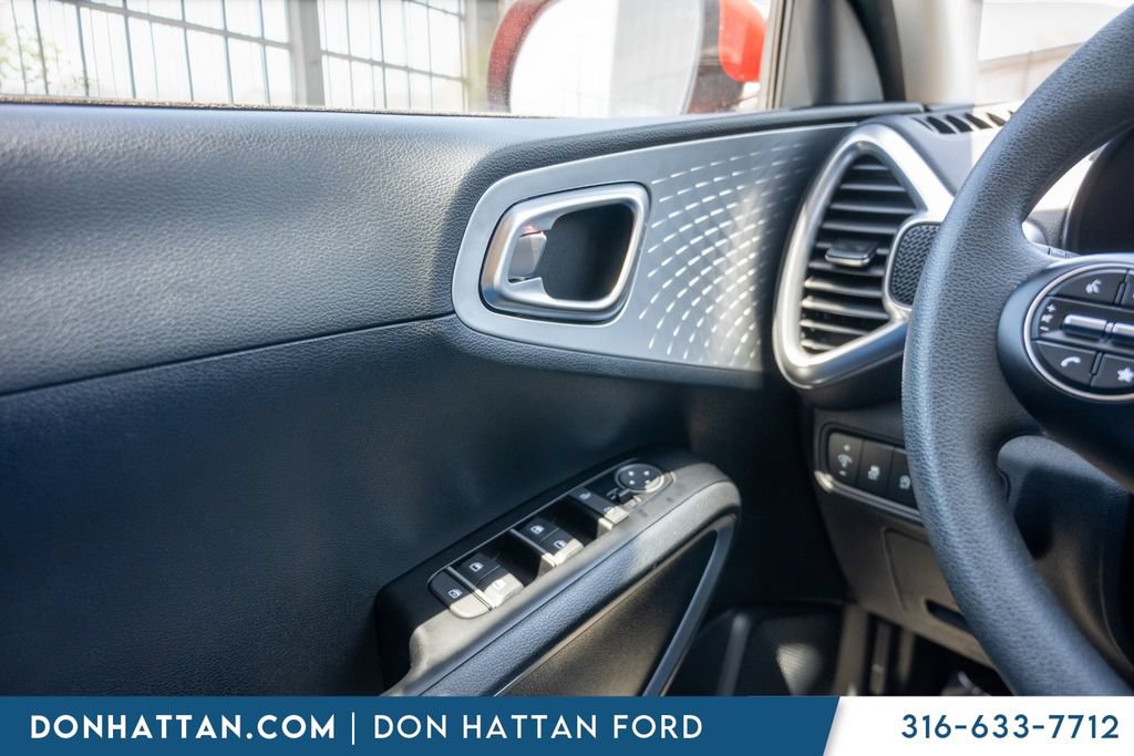 Used 2025 Kia Soul LX FWD image 17