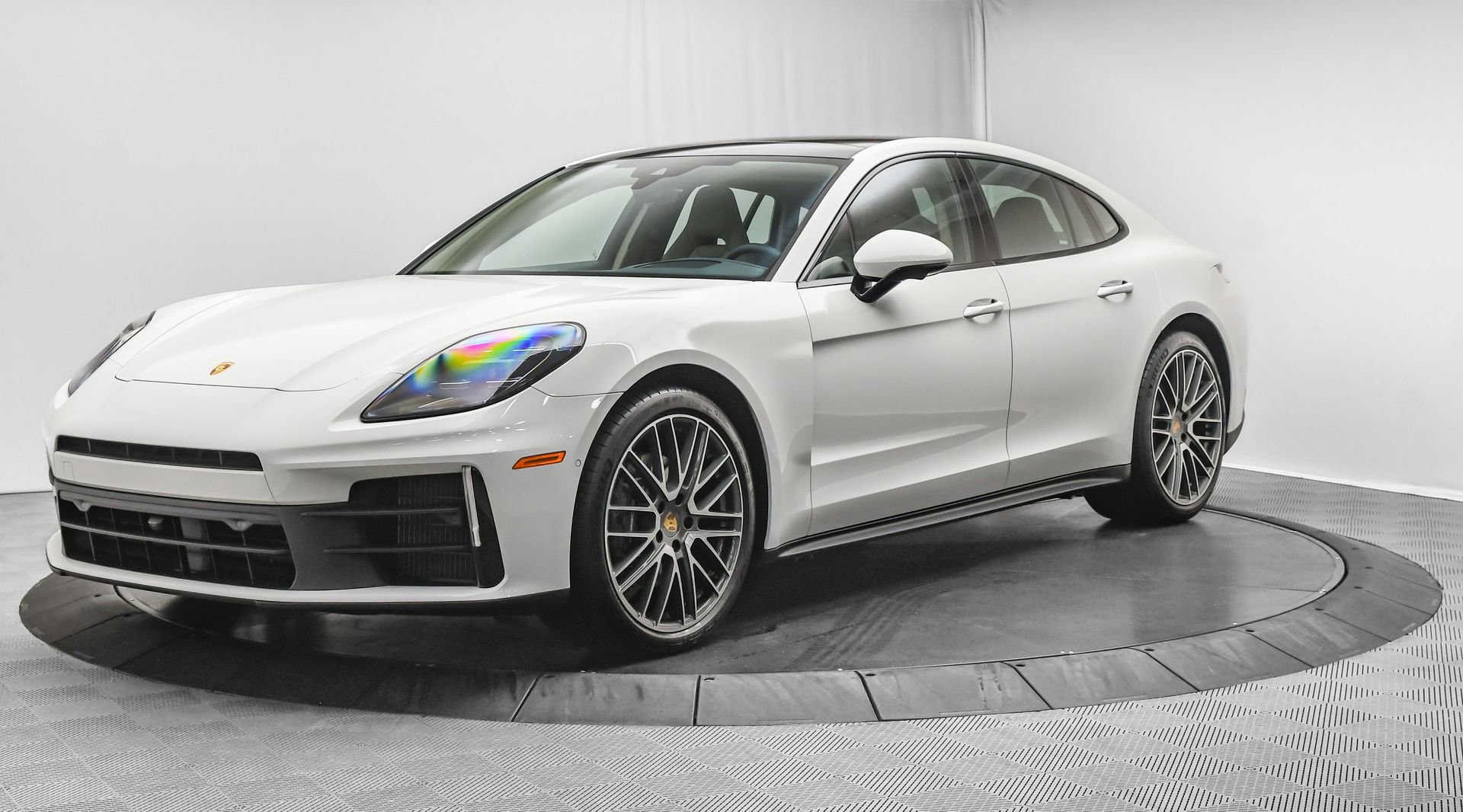Used 2025 Porsche Panamera 4 image 3