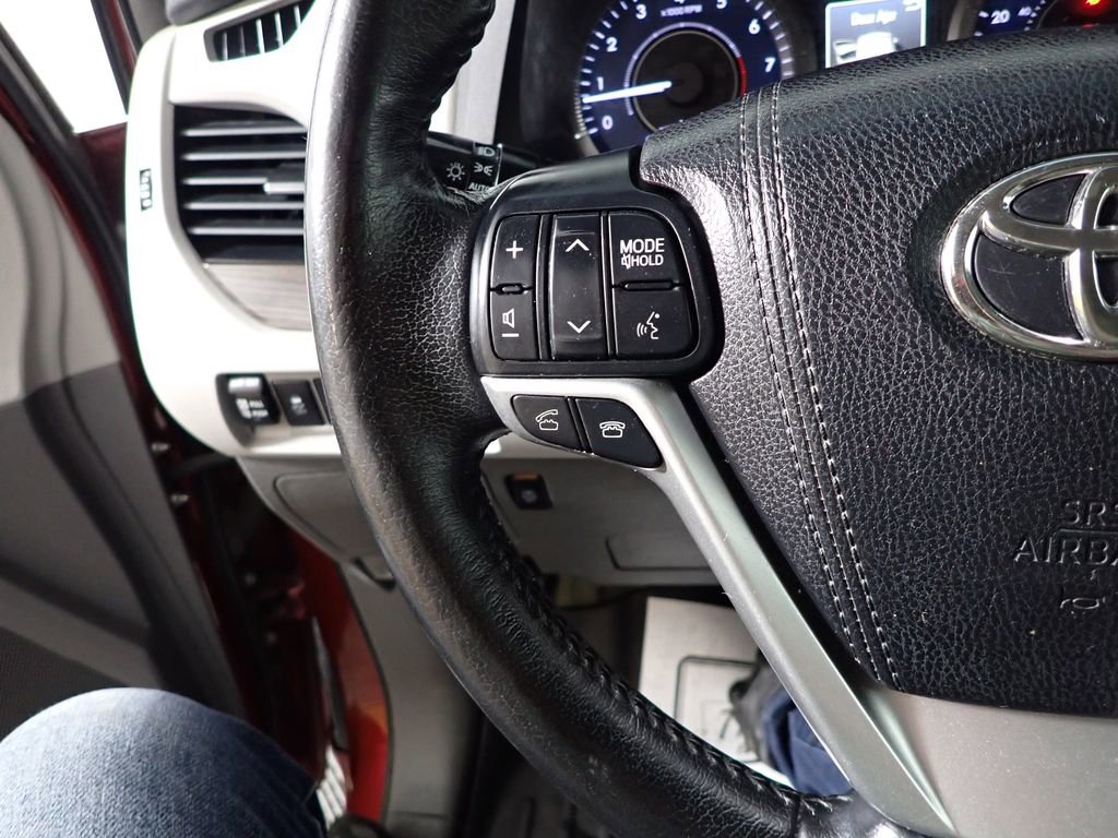 Used 2015 Toyota Sienna XLE w/ XLE Navigation Package image 29