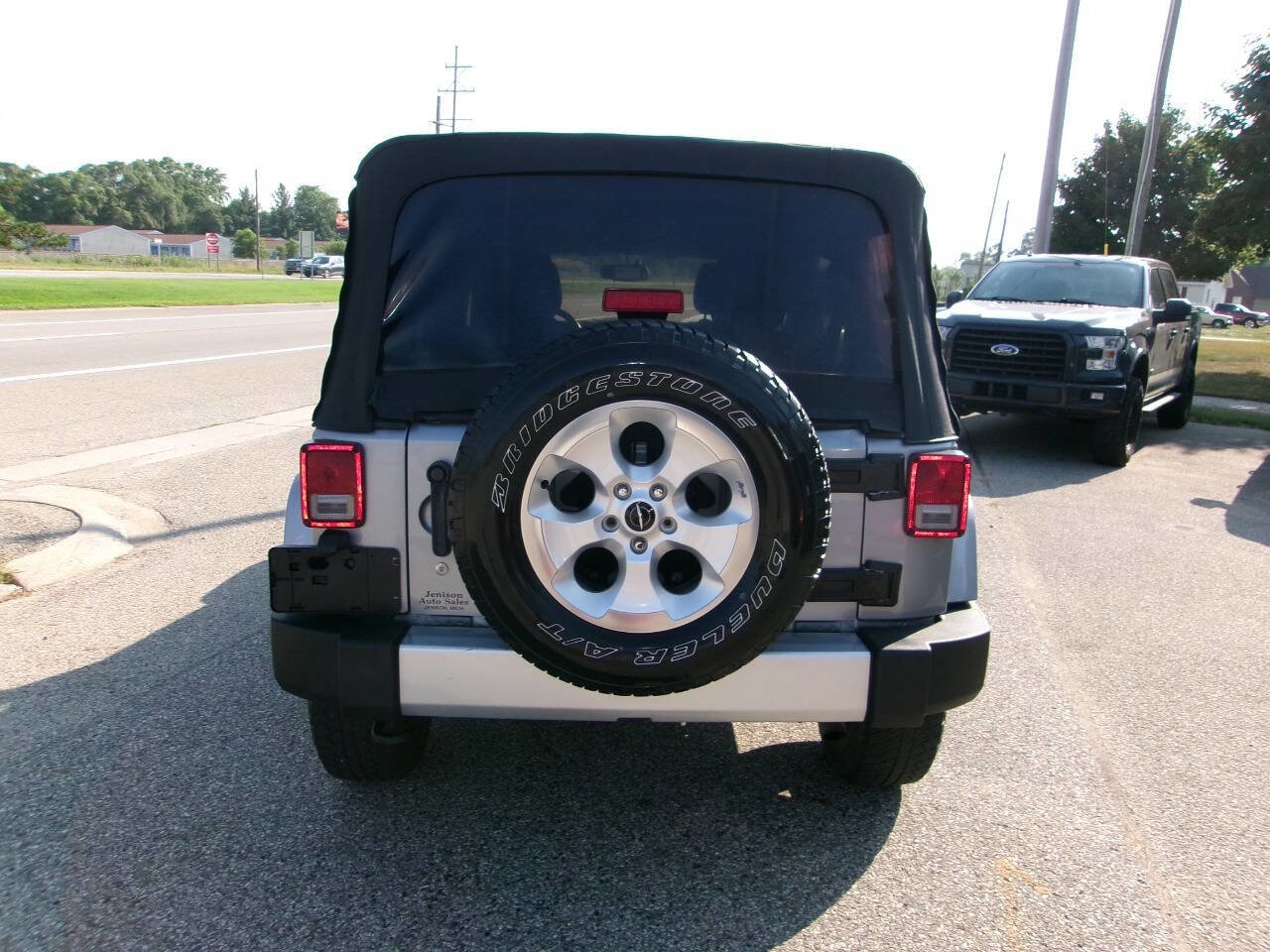 Used 2015 Jeep Wrangler Unlimited Sahara w/ Connectivity Group AWD/4WD image 6