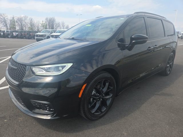 Used 2023 Chrysler Pacifica Limited w/ Uconnect Theater Family Group video 2