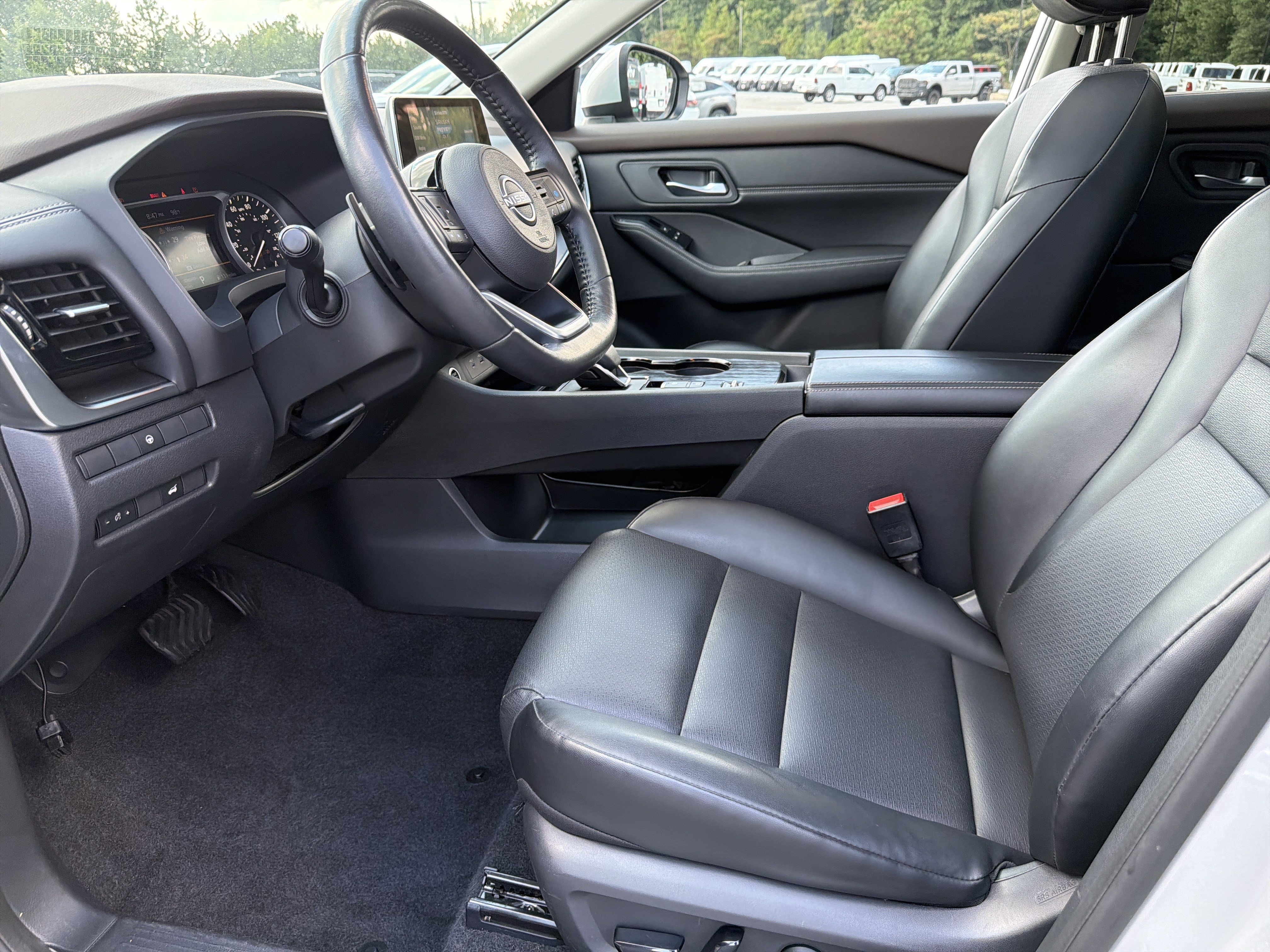 Used 2022 Nissan Rogue SV w/ SV Premium Package FWD image 11