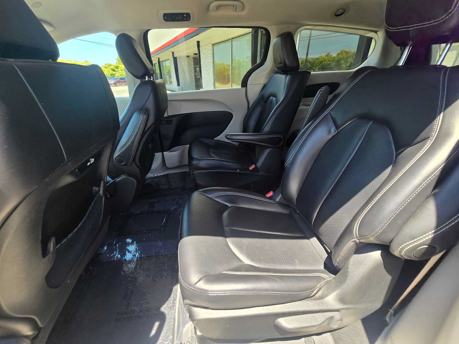 Used 2023 Chrysler Pacifica Touring-L FWD image 17