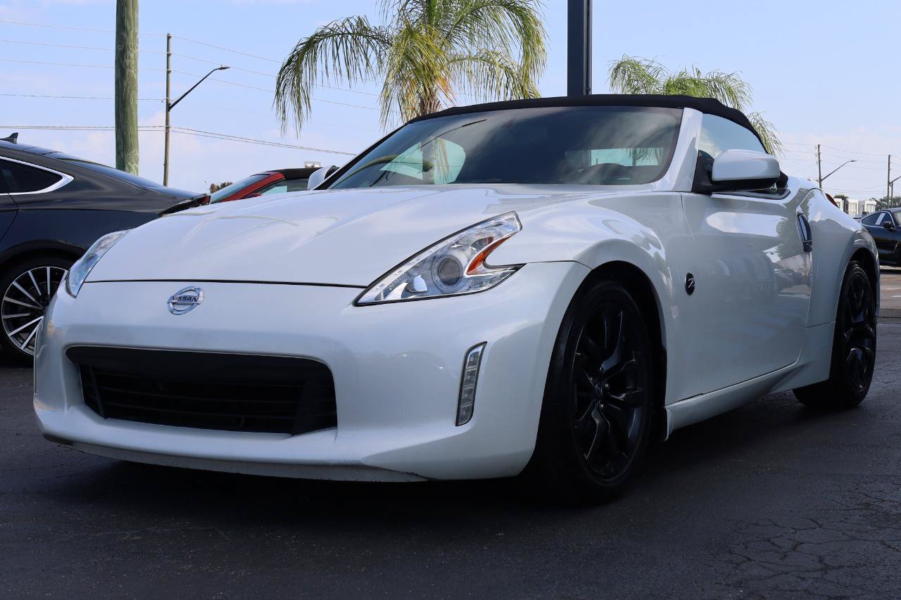Used 2017 Nissan 370Z Touring RWD image 4