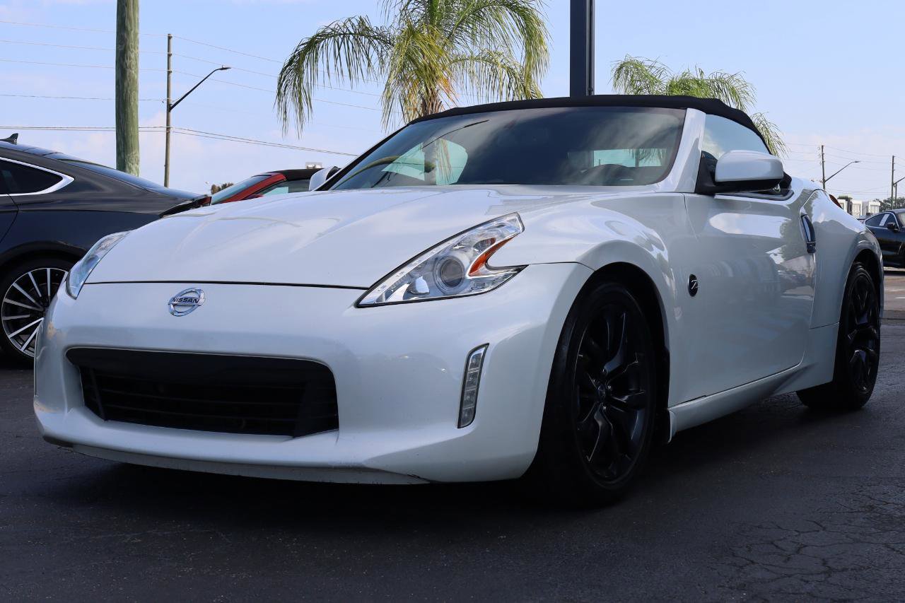 Used 2017 Nissan 370Z Touring RWD image 4