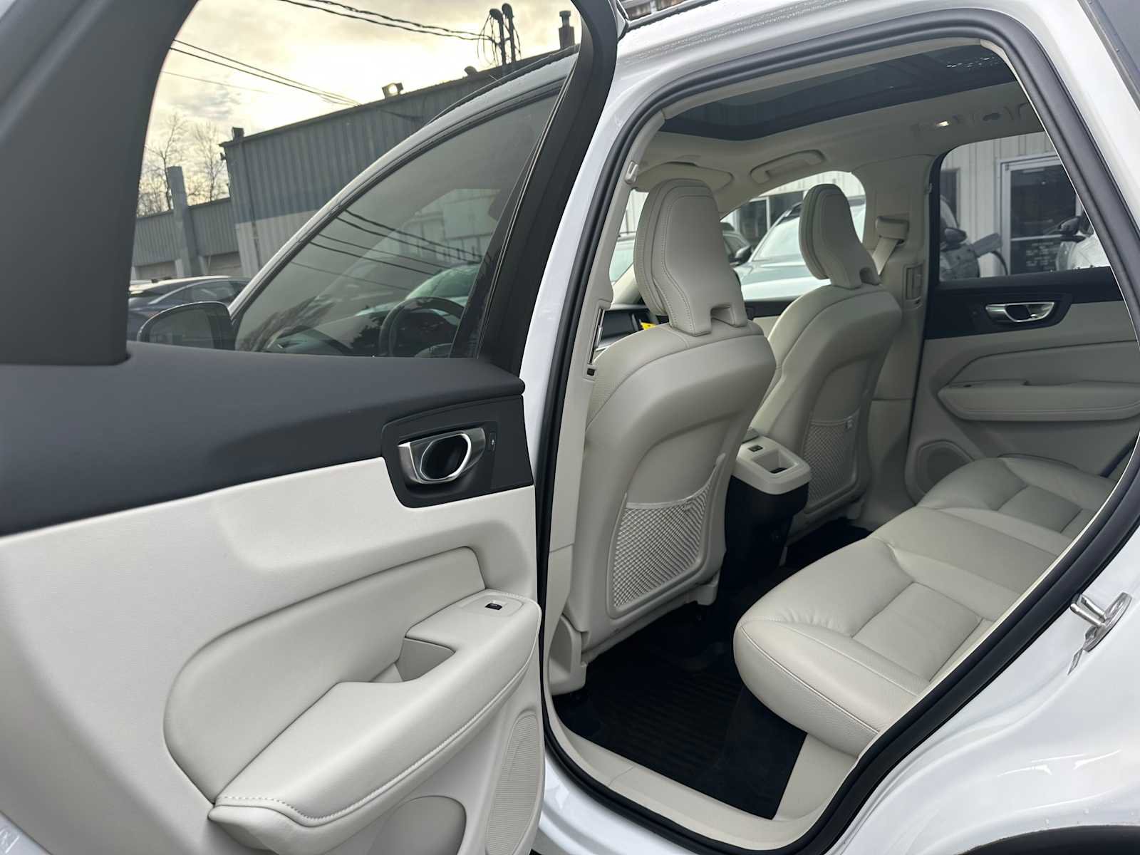 Used 2025 Volvo XC60 B5 Plus w/ Protection Package Premier image 16