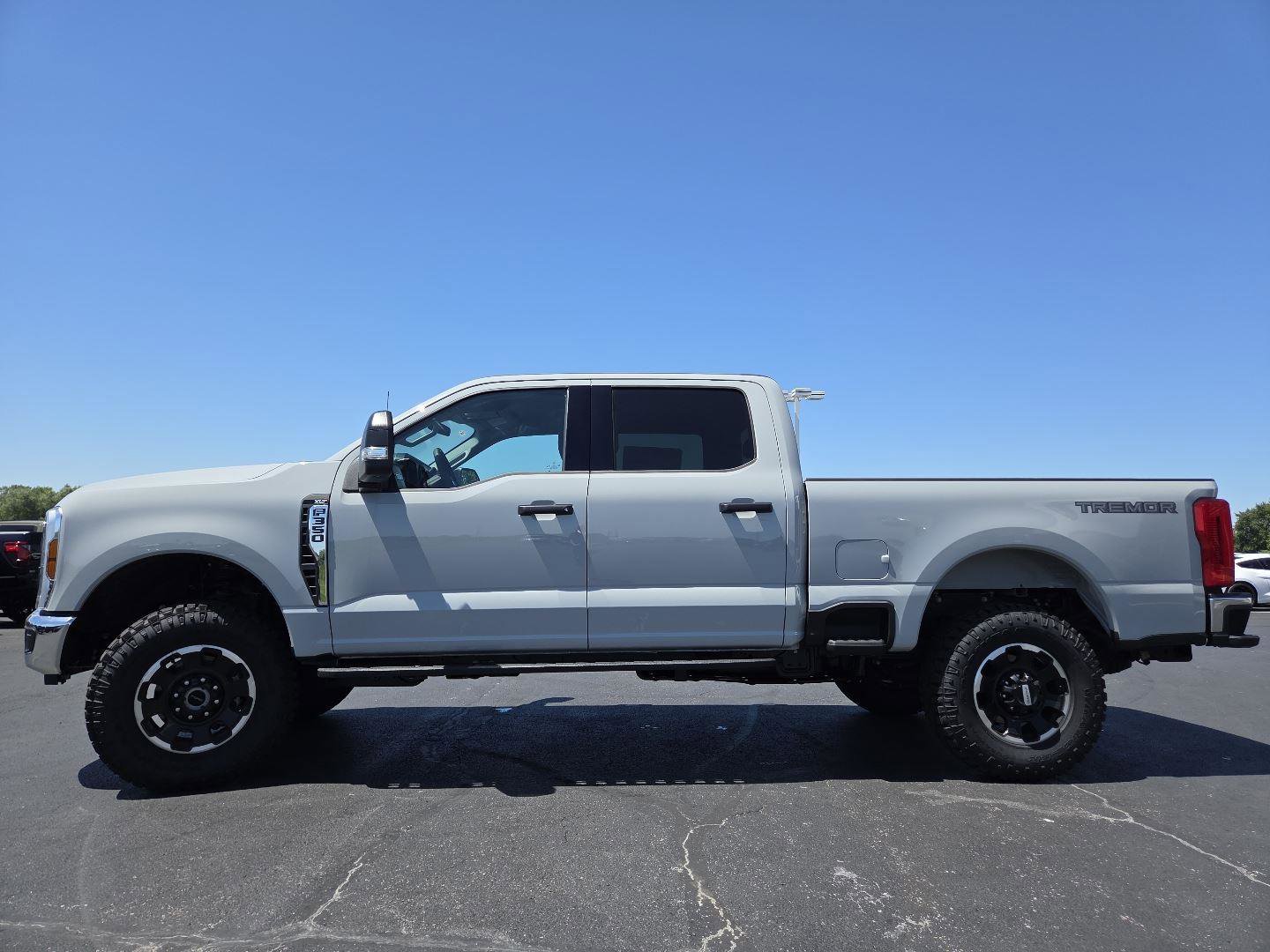 New 2026 Ford F350 XLT w/ Tremor Off-Road Package AWD/4WD image 9