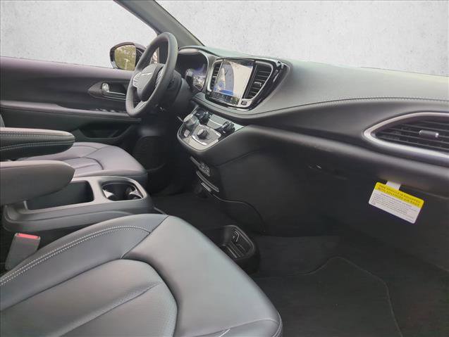 Used 2025 Chrysler Pacifica Select image 25