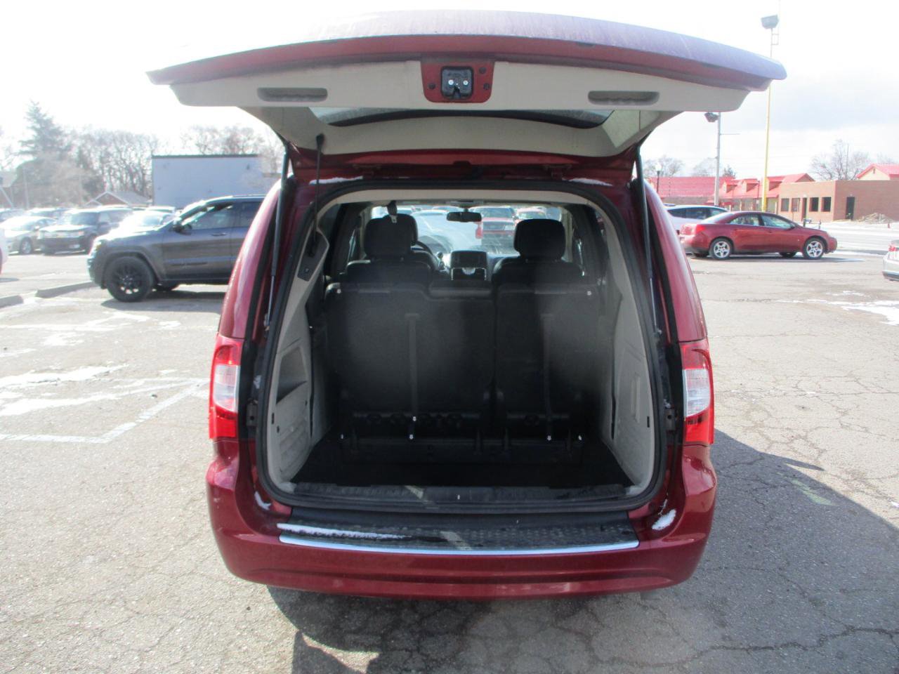 Used 2013 Chrysler Town & Country Touring image 7