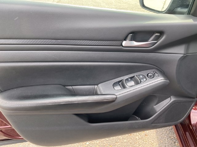 Used 2025 Nissan Altima 2.5 SV FWD image 15