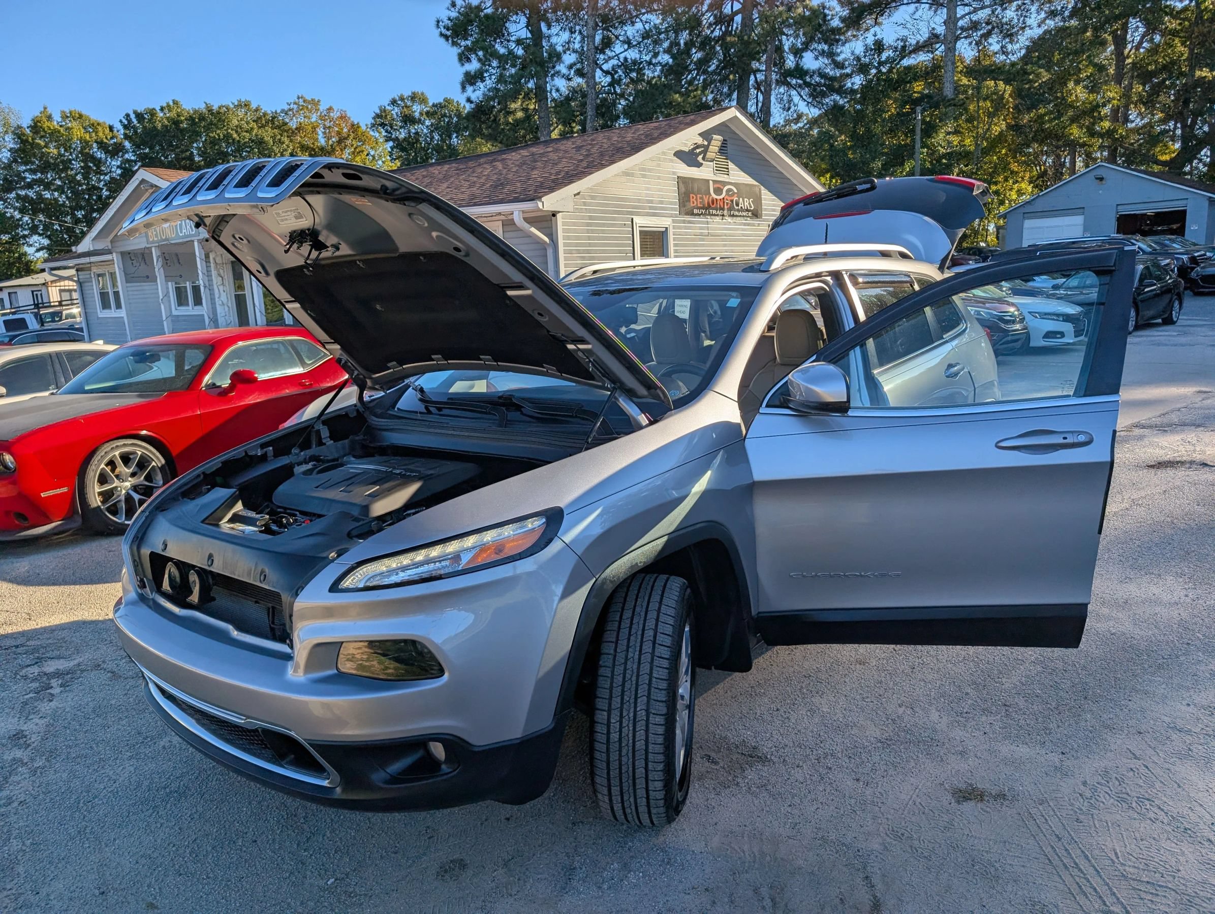 Used 2017 Jeep Cherokee Limited w/ Luxury Group AWD/4WD image 16