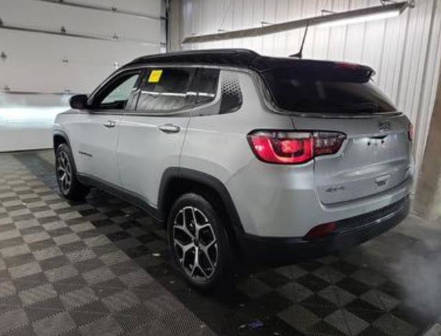Used 2025 Jeep Compass Limited w/ Mopar Graphics Package image 2