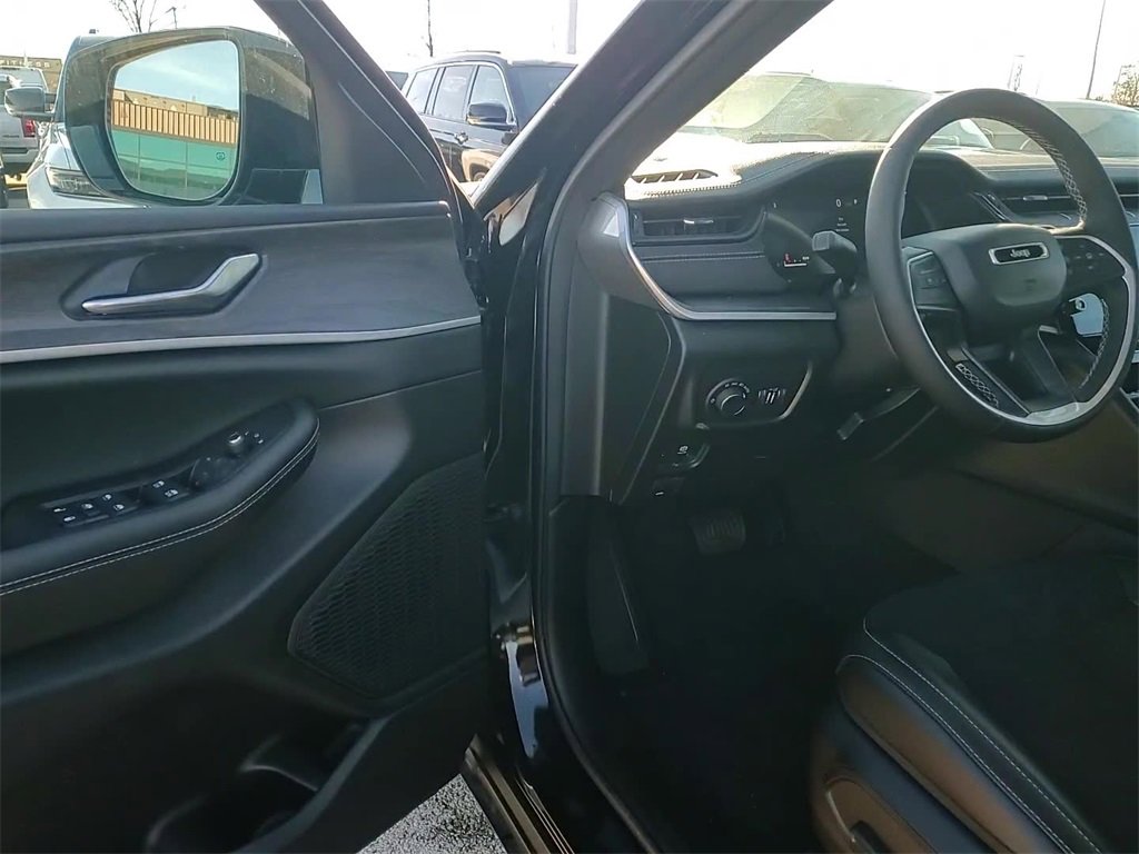 New 2026 Jeep Grand Cherokee Altitude image 8