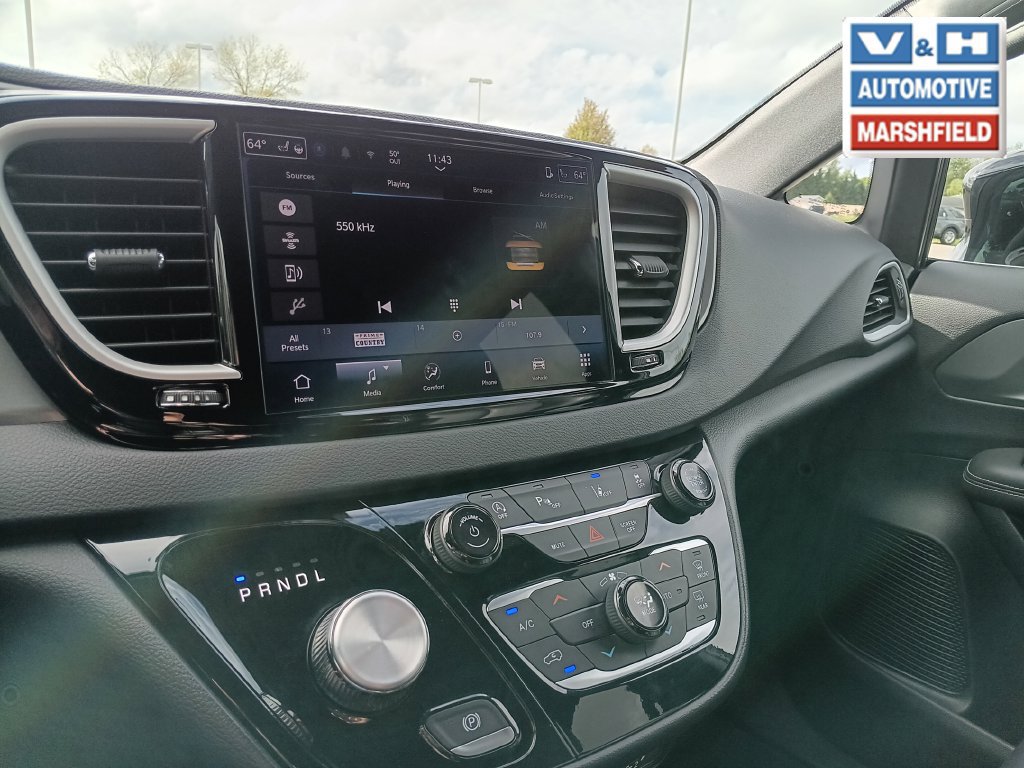 Used 2025 Chrysler Pacifica Select FWD image 11