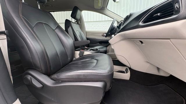 Used 2018 Chrysler Pacifica Touring-L w/ Tire & Wheel Group FWD image 17