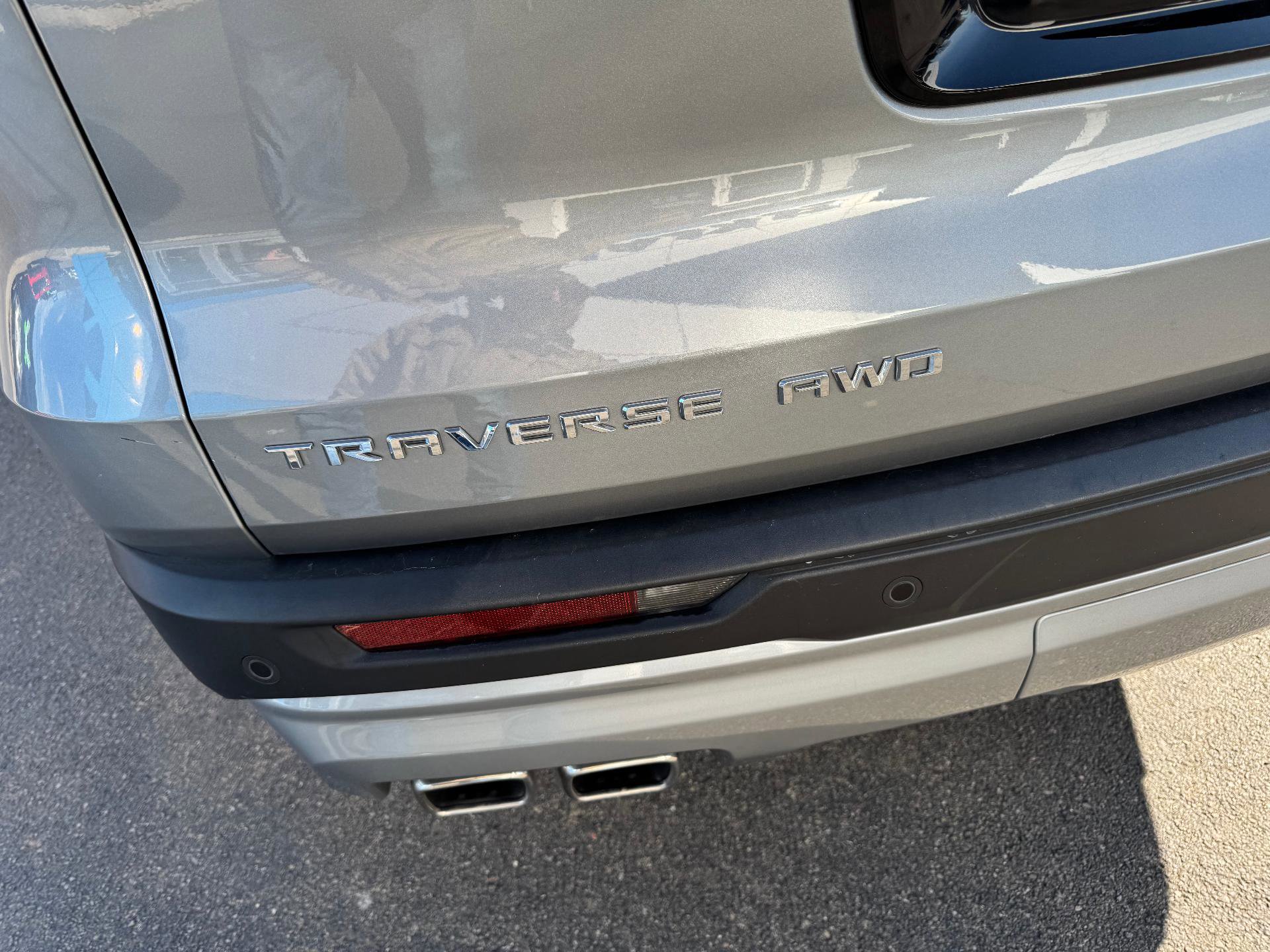 Used 2025 Chevrolet Traverse LT image 16