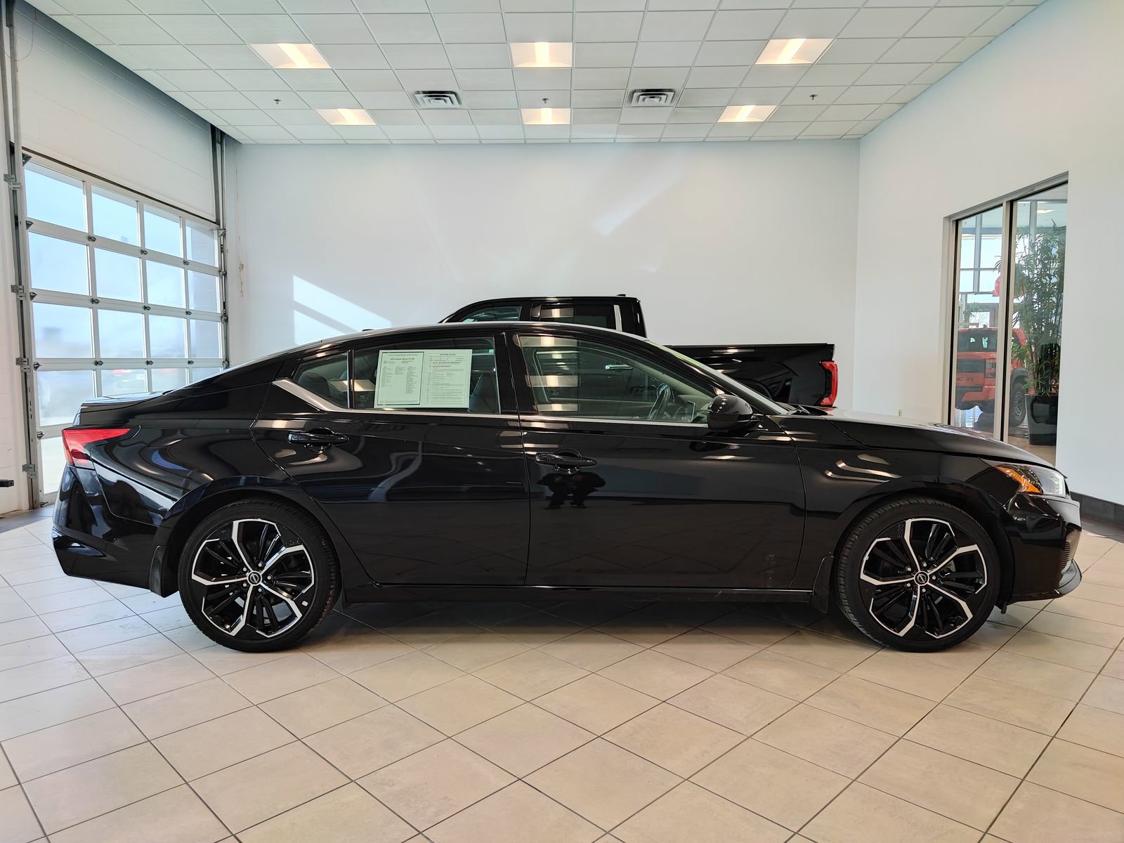 Used 2024 Nissan Altima 2.5 SR image 2