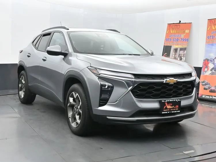 Used 2024 Chevrolet Trax LT w/ Sunroof Package image 2