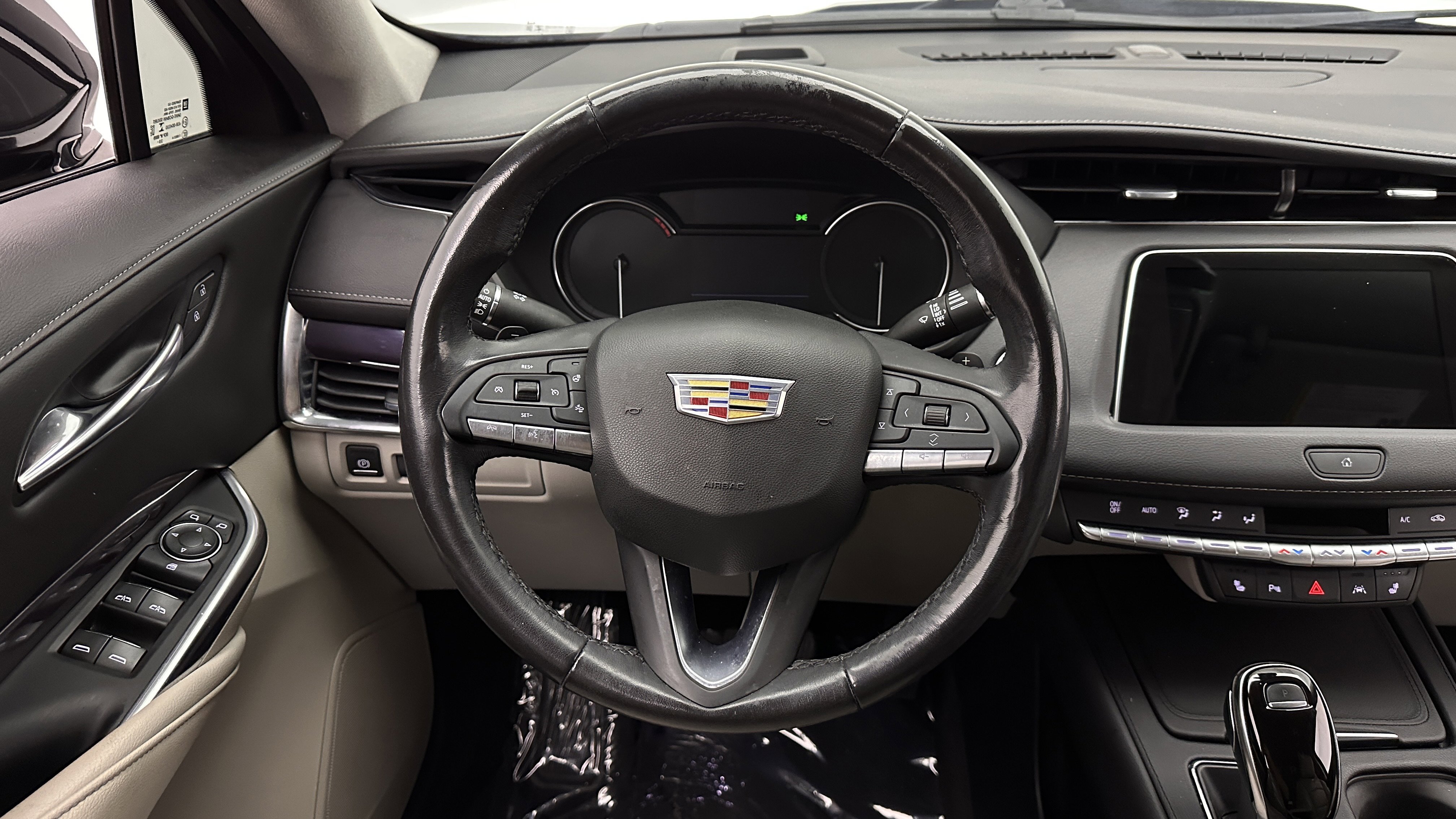 Used 2021 Cadillac XT4 Luxury w/ Cold Weather Package FWD image 27