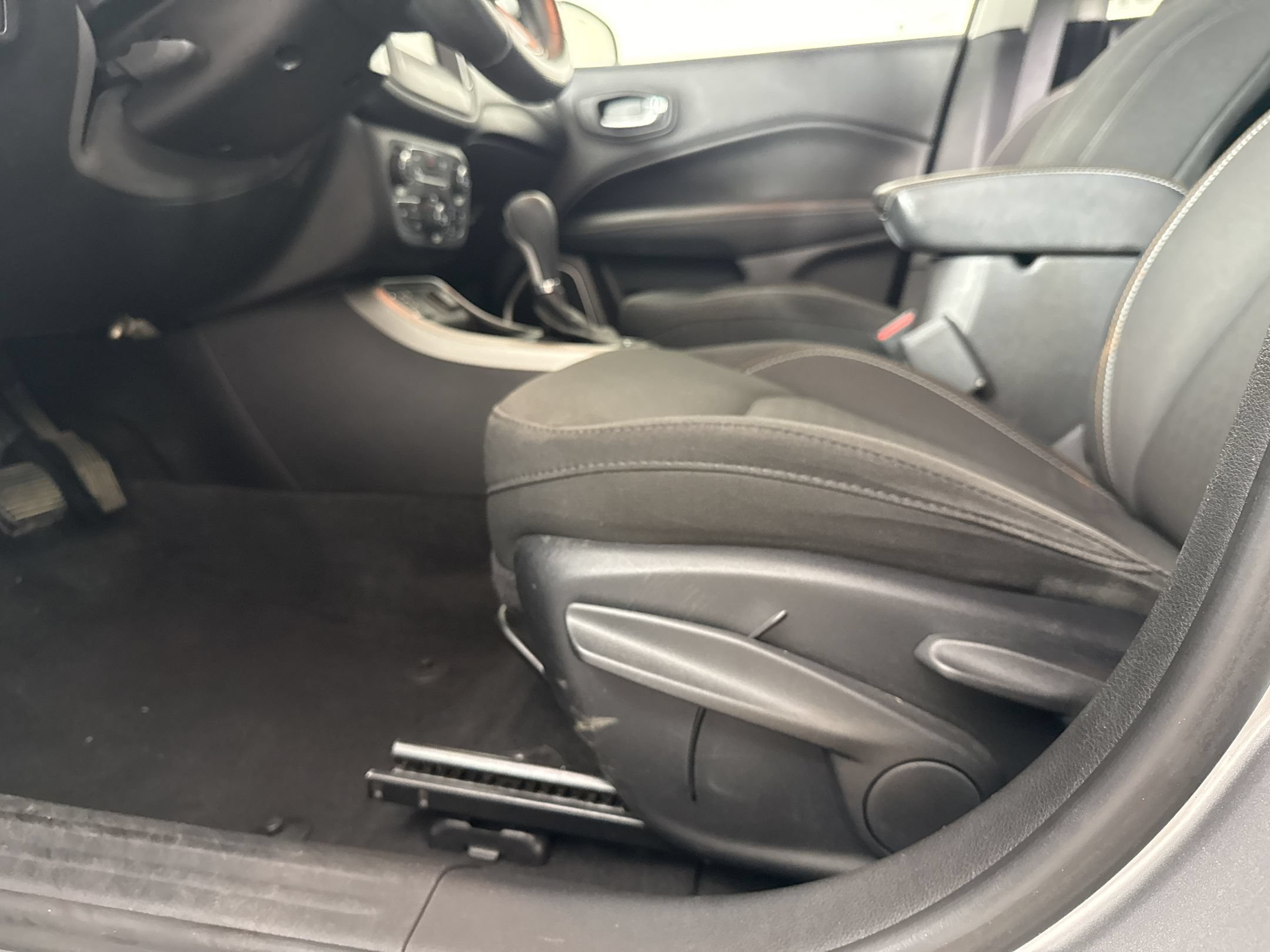 Used 2018 Jeep Compass Sport w/ Tech Group FWD image 13