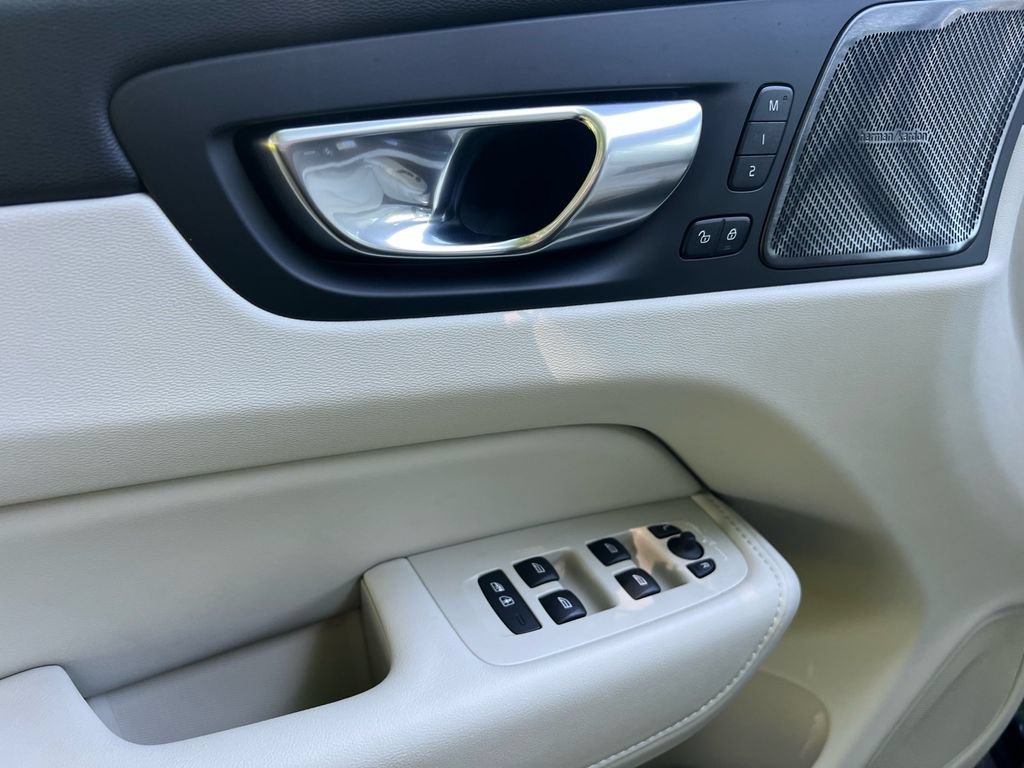 Certified 2025 Volvo XC60 T8 Ultra w/ Protection Package Premier AWD/4WD image 10