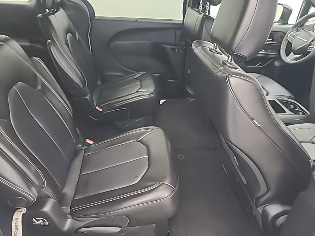 Used 2025 Chrysler Pacifica Select image 16