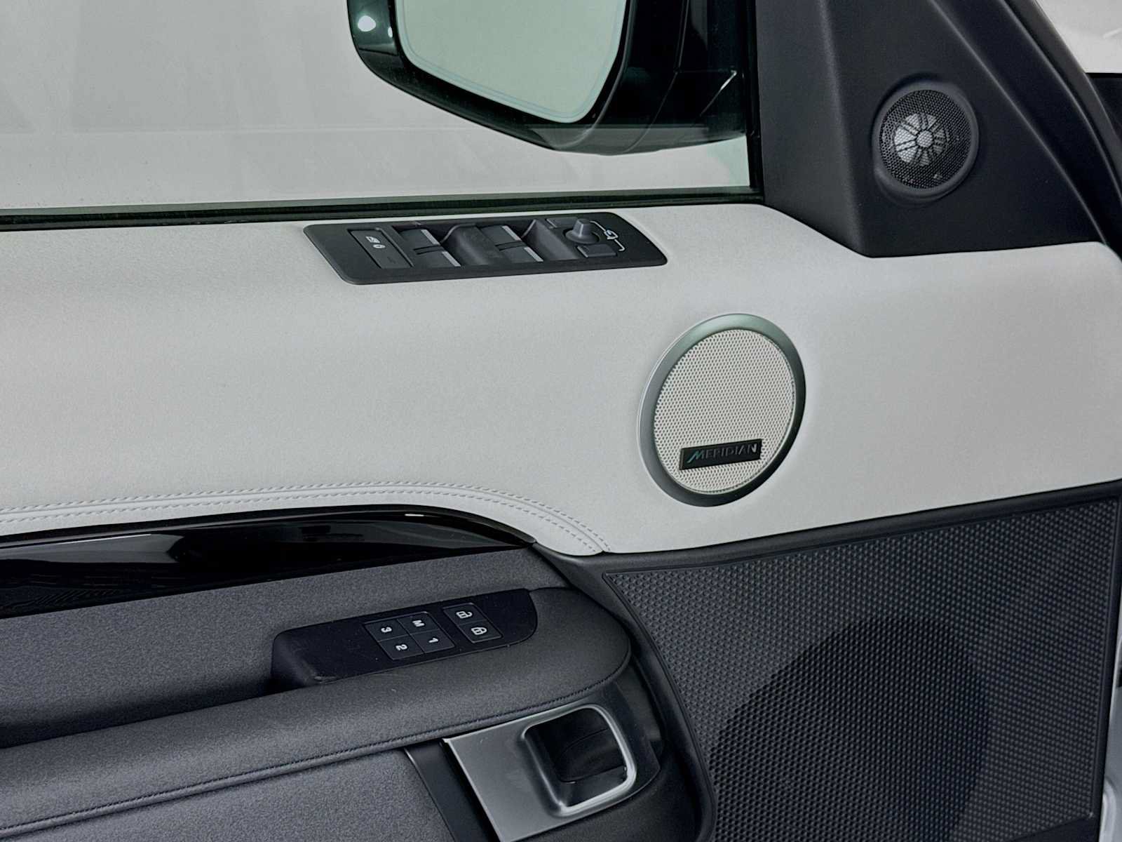 New 2025 Land Rover Discovery S AWD/4WD image 19