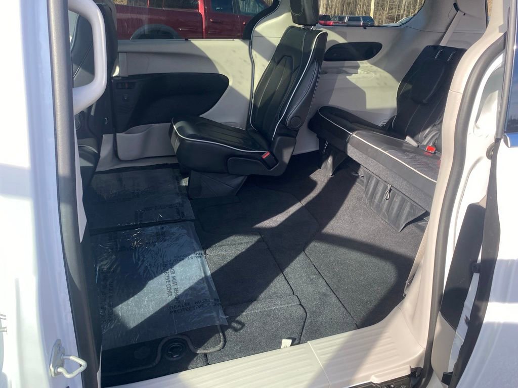 Used 2024 Chrysler Pacifica Limited image 20