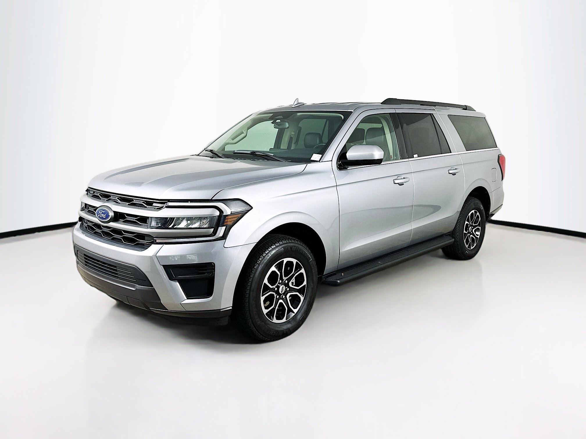 Used 2024 Ford Expedition Max XLT image 3