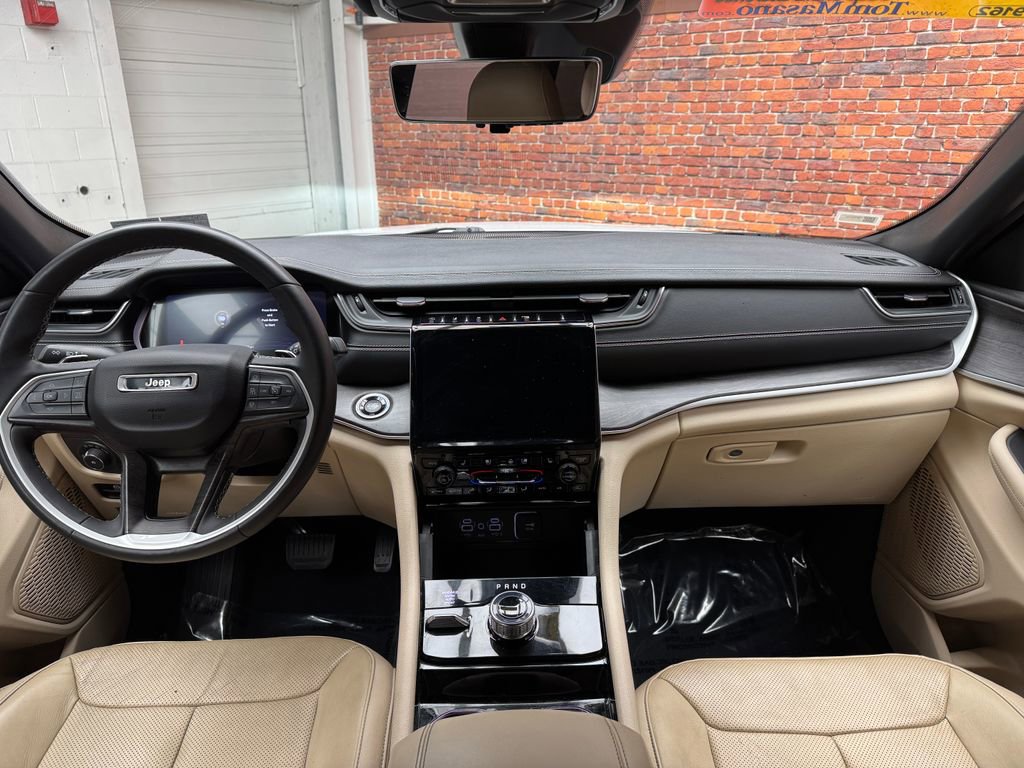Used 2023 Jeep Grand Cherokee Limited w/ Luxury Tech Group II AWD/4WD image 11