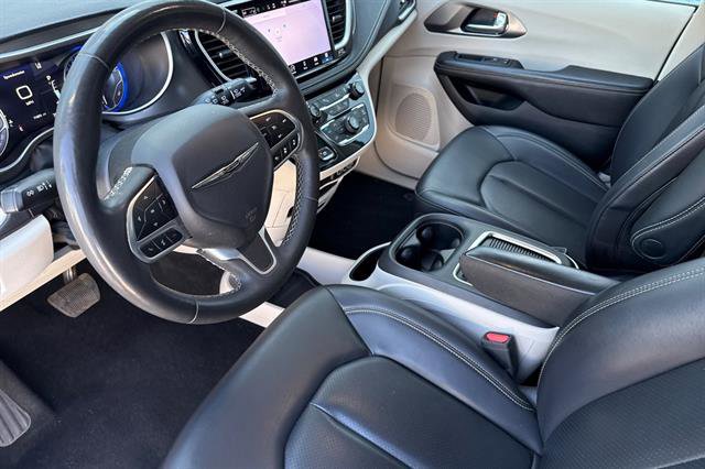 Used 2023 Chrysler Pacifica Touring-L image 9