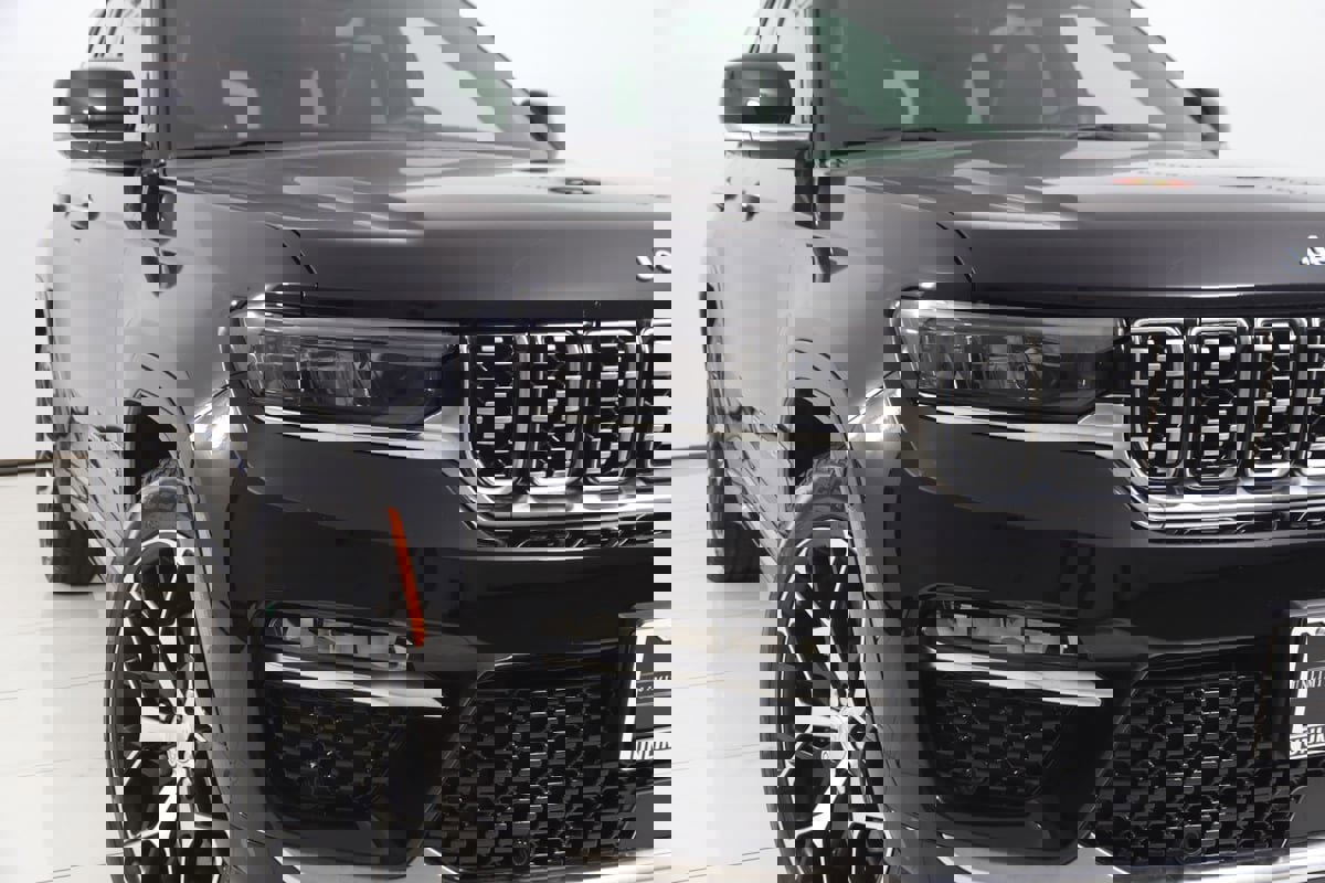 Used 2023 Jeep Grand Cherokee Summit image 22