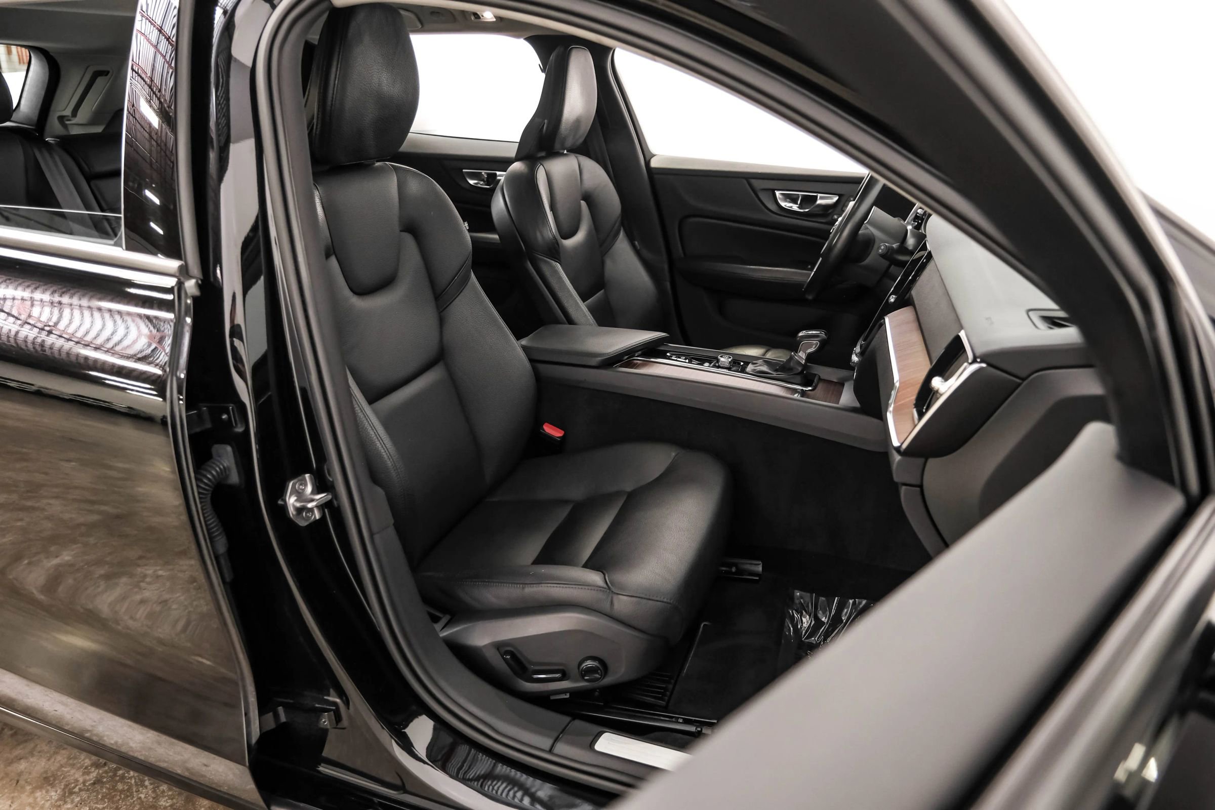 Used 2021 Volvo V60 T5 Momentum w/ Climate Package image 37