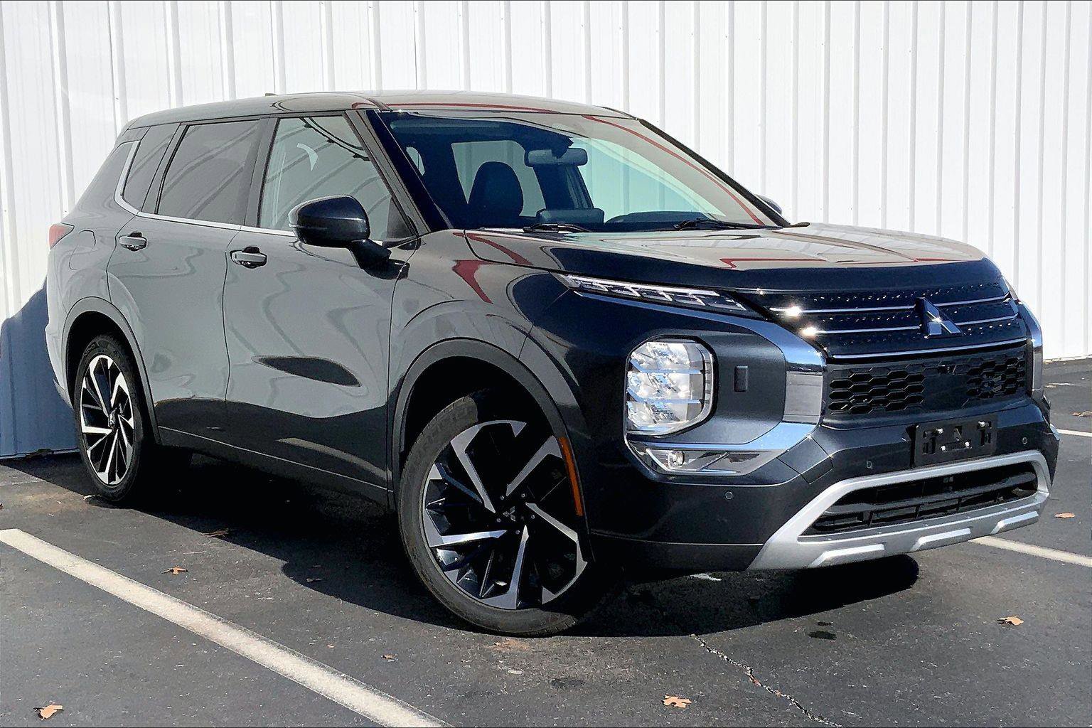 Used 2024 Mitsubishi Outlander SE image 2