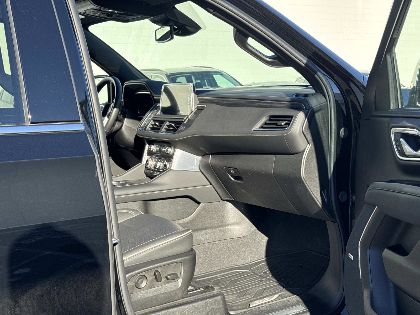 Used 2024 GMC Yukon SLT w/ SLT Luxury Package image 14