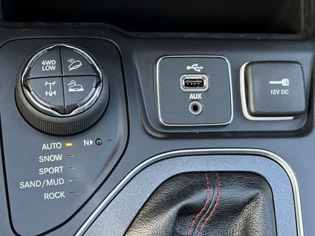 Used 2019 Jeep Cherokee Trailhawk AWD/4WD image 26