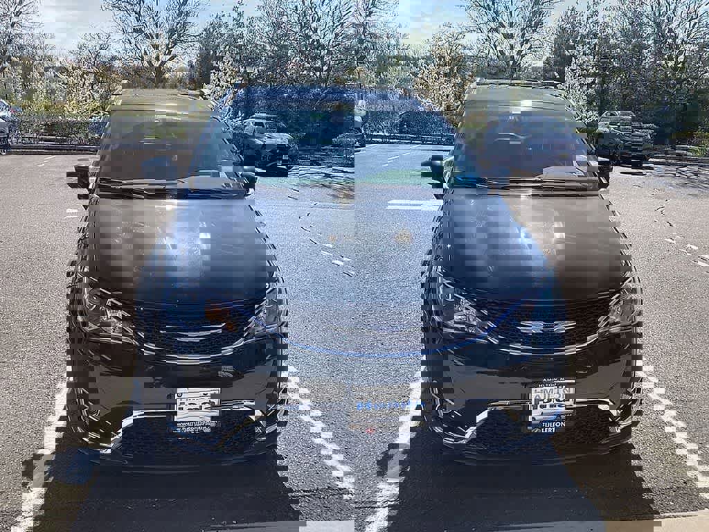 Used 2020 Chrysler Pacifica Touring-L FWD image 3