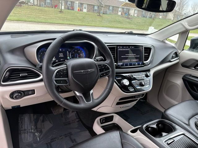 Used 2024 Chrysler Pacifica Touring-L image 10