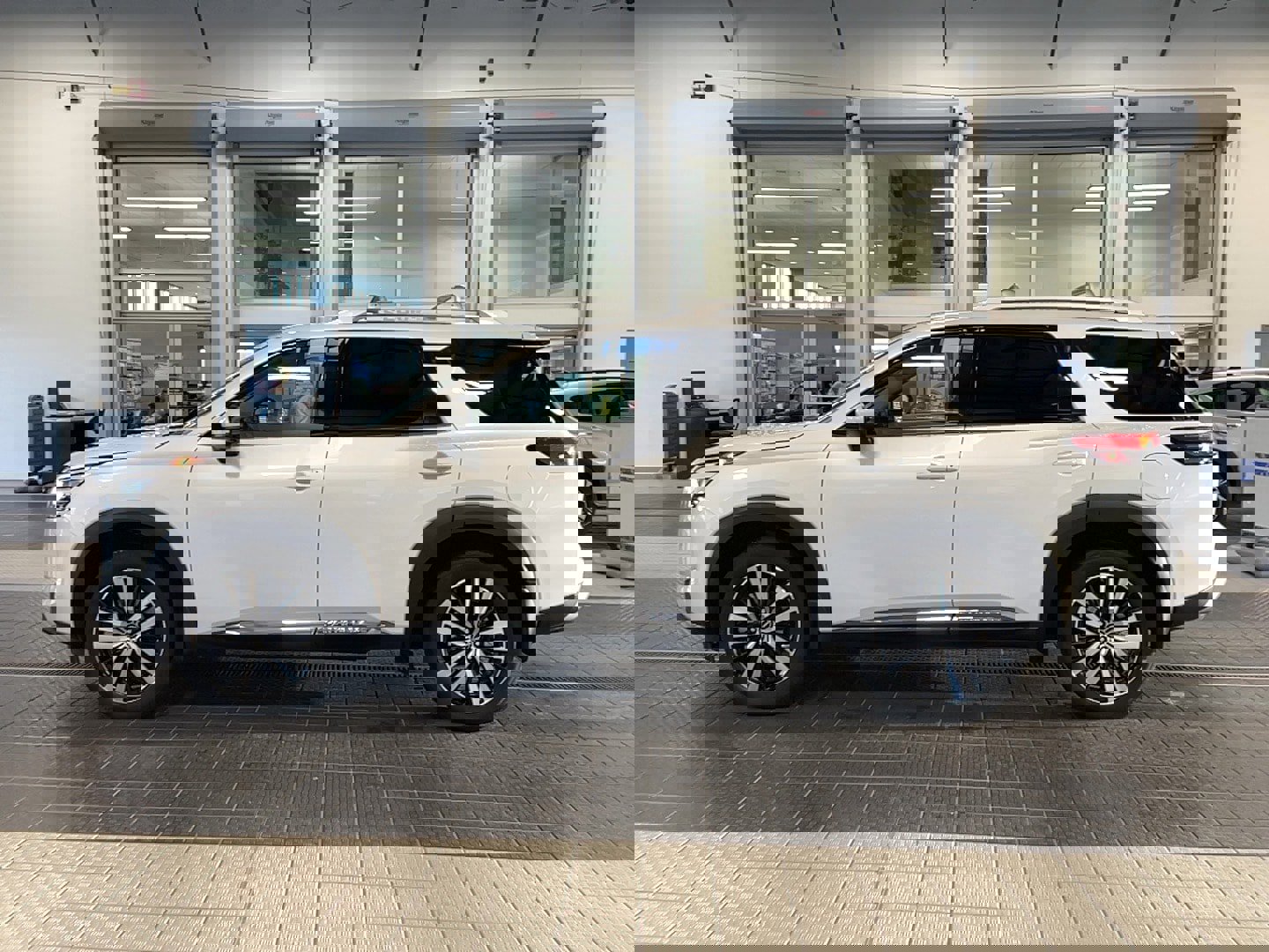 Used 2025 Nissan Pathfinder Platinum AWD/4WD image 3