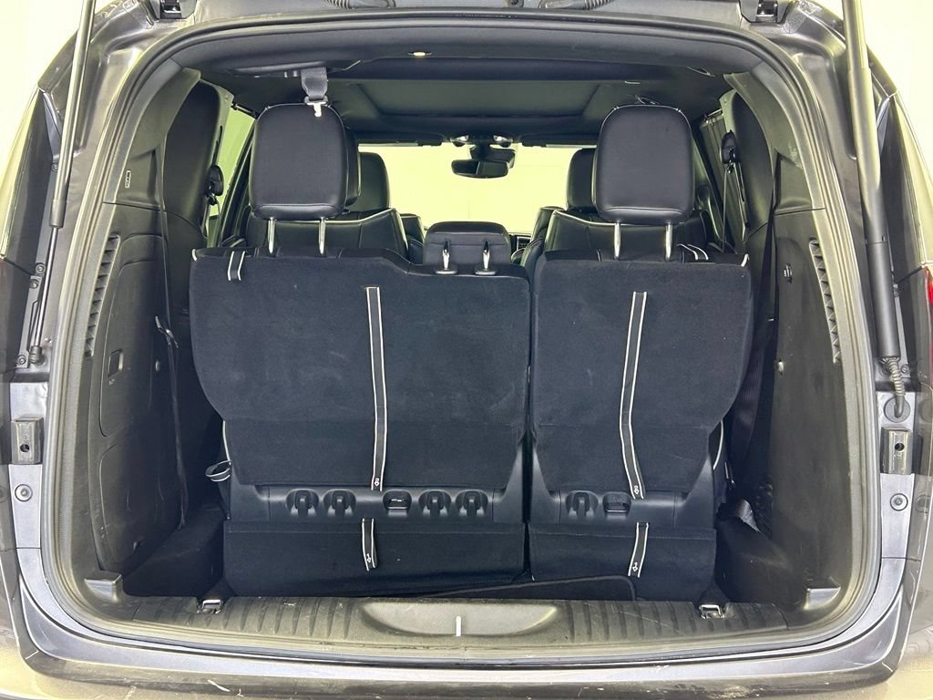 Used 2023 Chrysler Pacifica Limited w/ Uconnect Theater Family Group FWD image 15