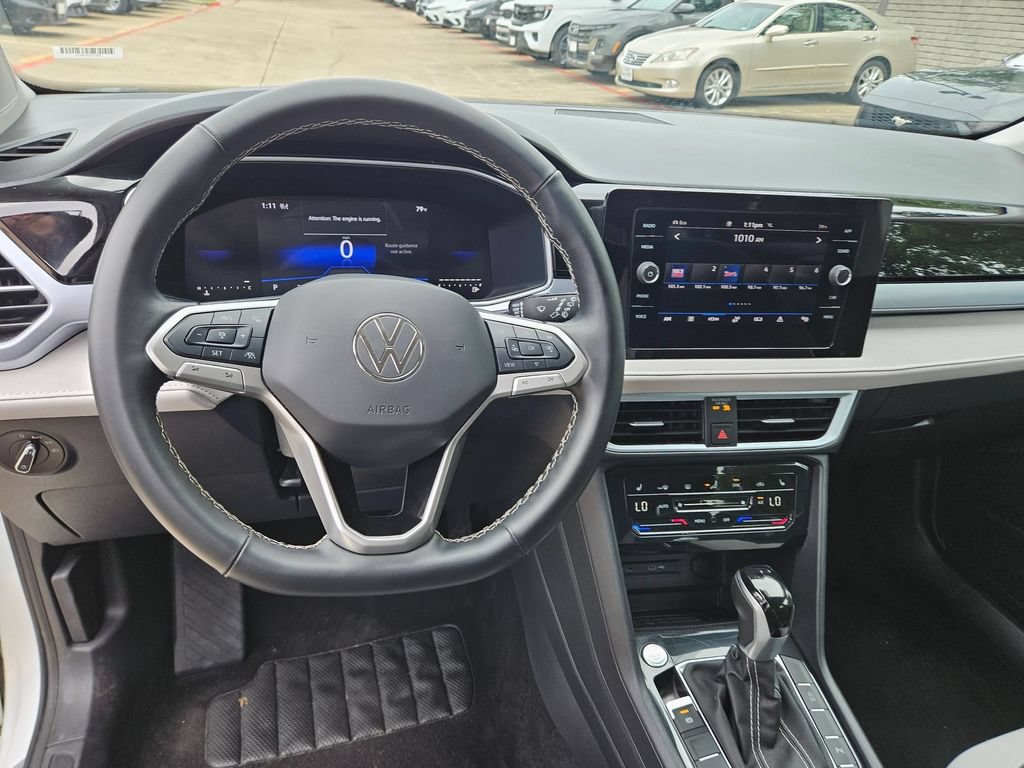 Used 2025 Volkswagen Taos SE AWD/4WD image 17