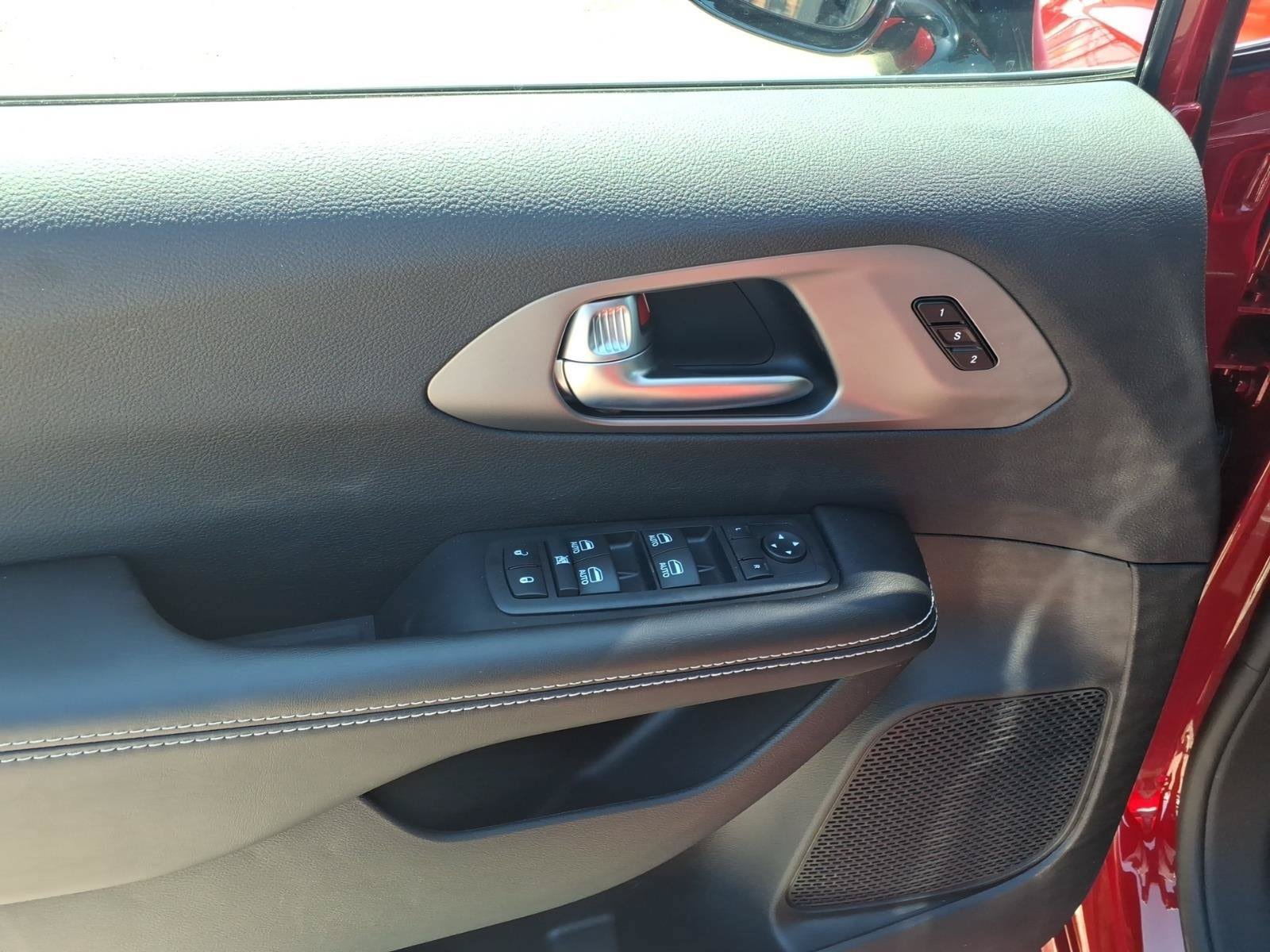 New 2027 Chrysler Pacifica Select FWD image 12