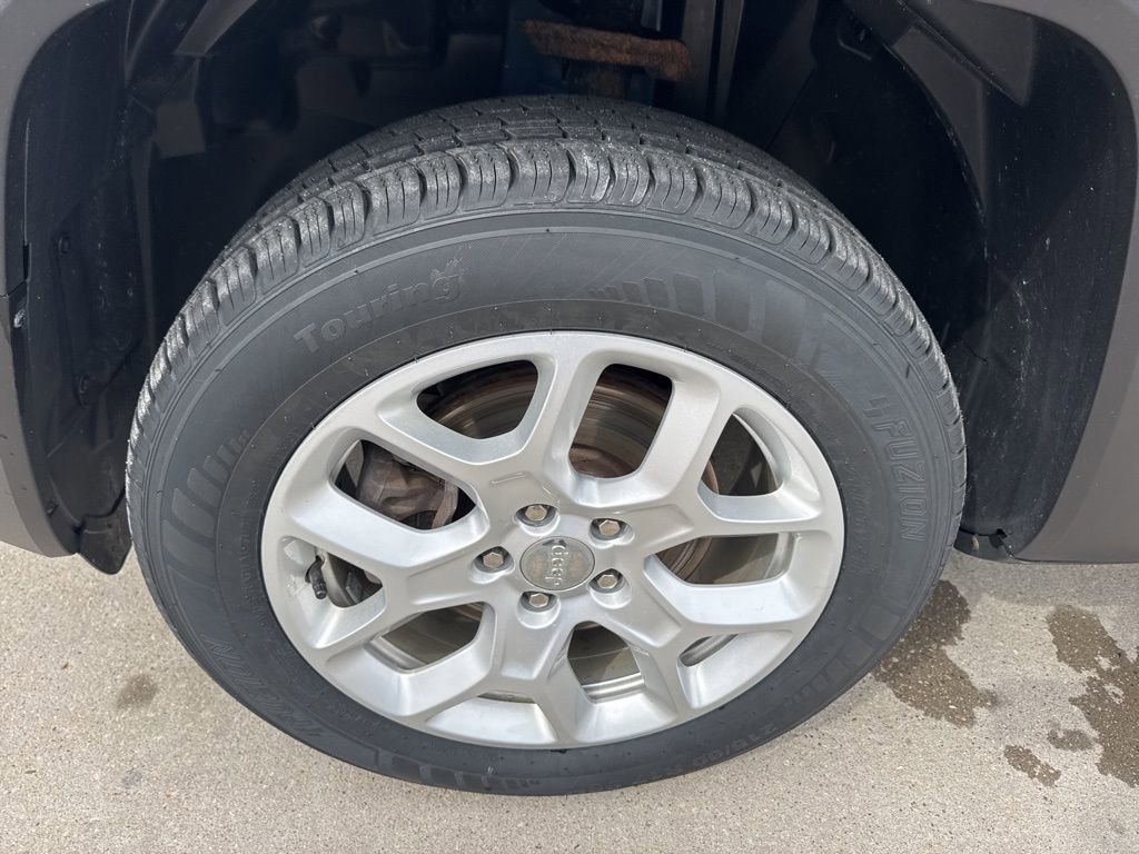 Used 2018 Jeep Renegade Latitude w/ Cold Weather Group image 5