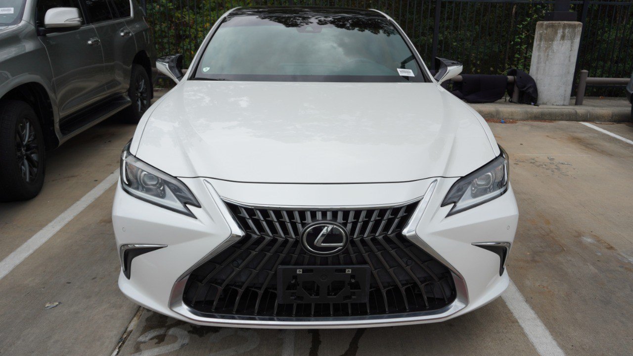 Certified 2024 Lexus ES 350 w/ Premium Package FWD image 2