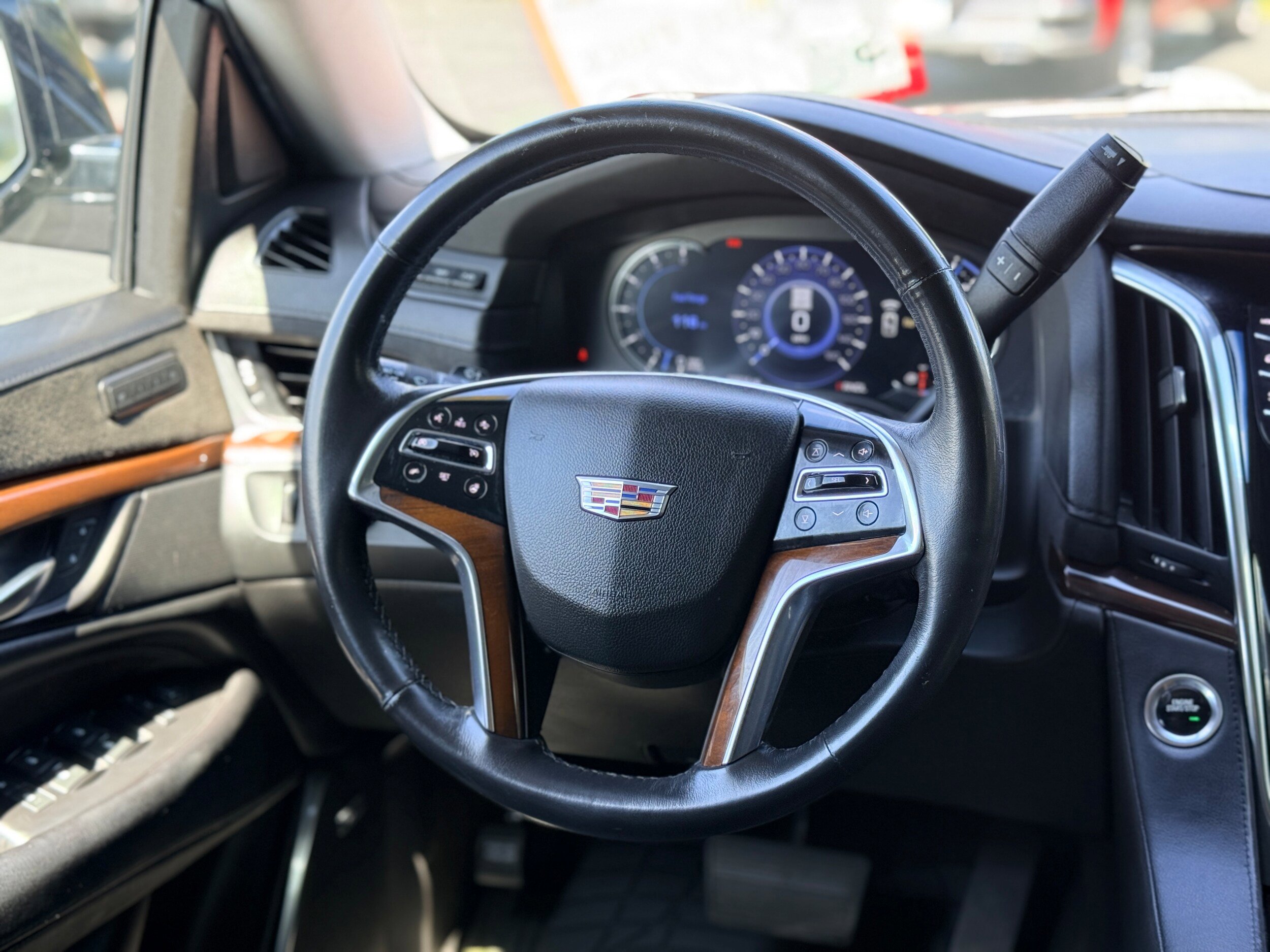 Used 2019 Cadillac Escalade Luxury AWD/4WD image 17