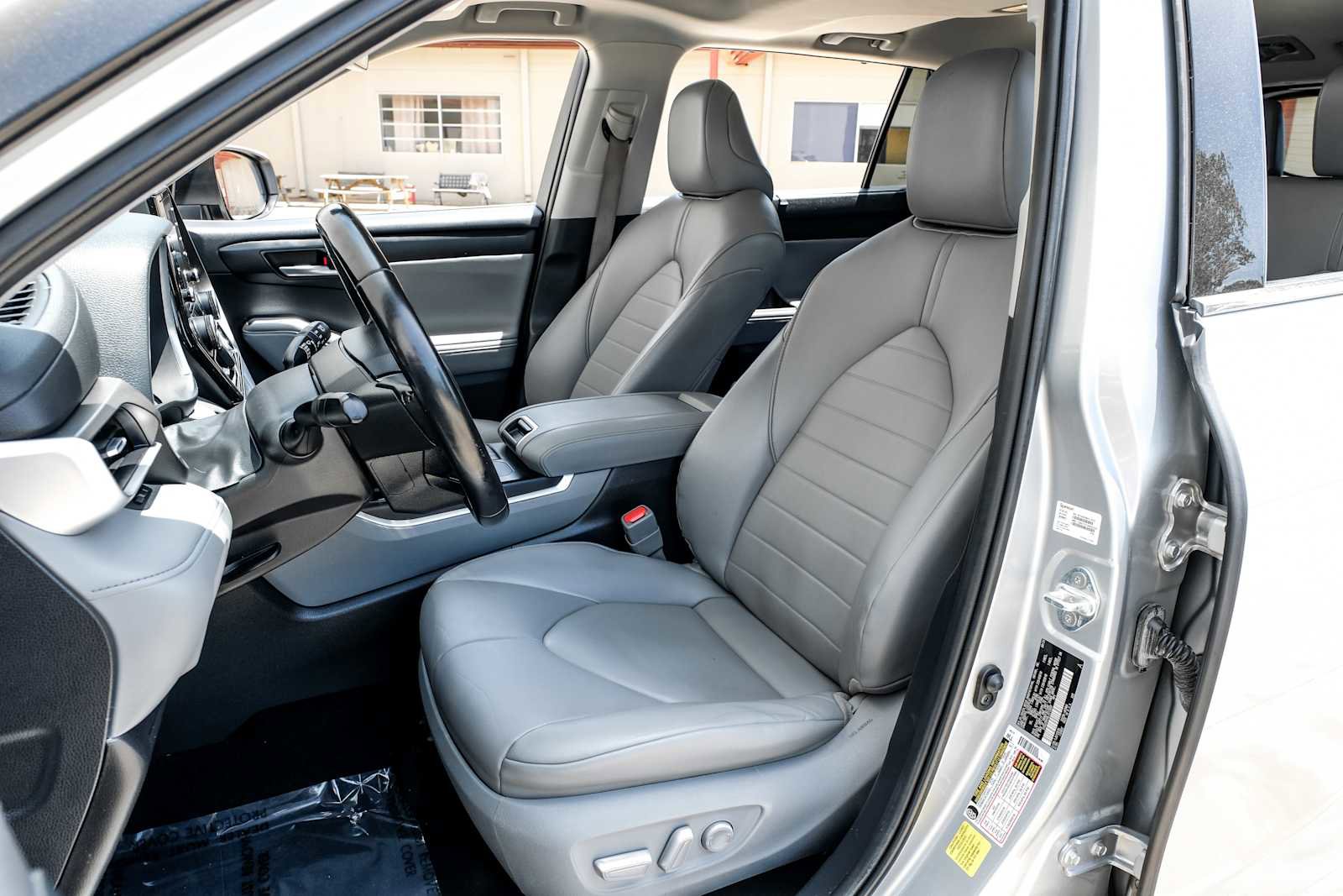 Used 2020 Toyota Highlander XLE FWD image 34