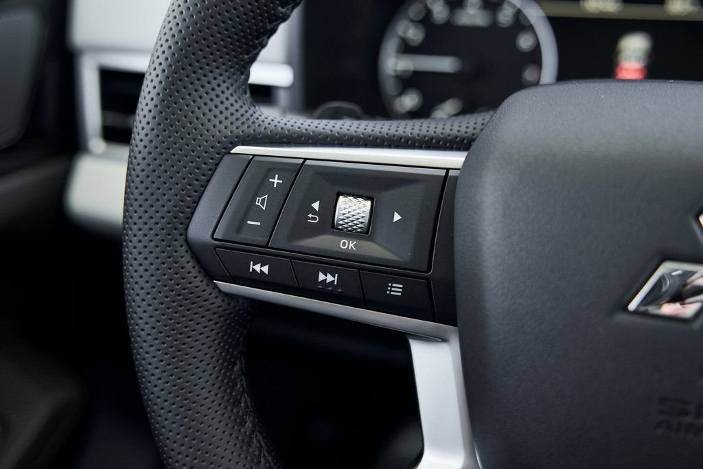 Used 2025 Mitsubishi Outlander SE FWD image 35