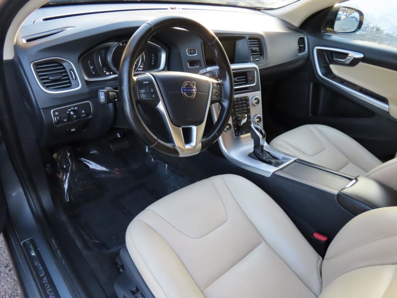 Used 2017 Volvo V60 T5 Cross Country w/ Climate Package image 8