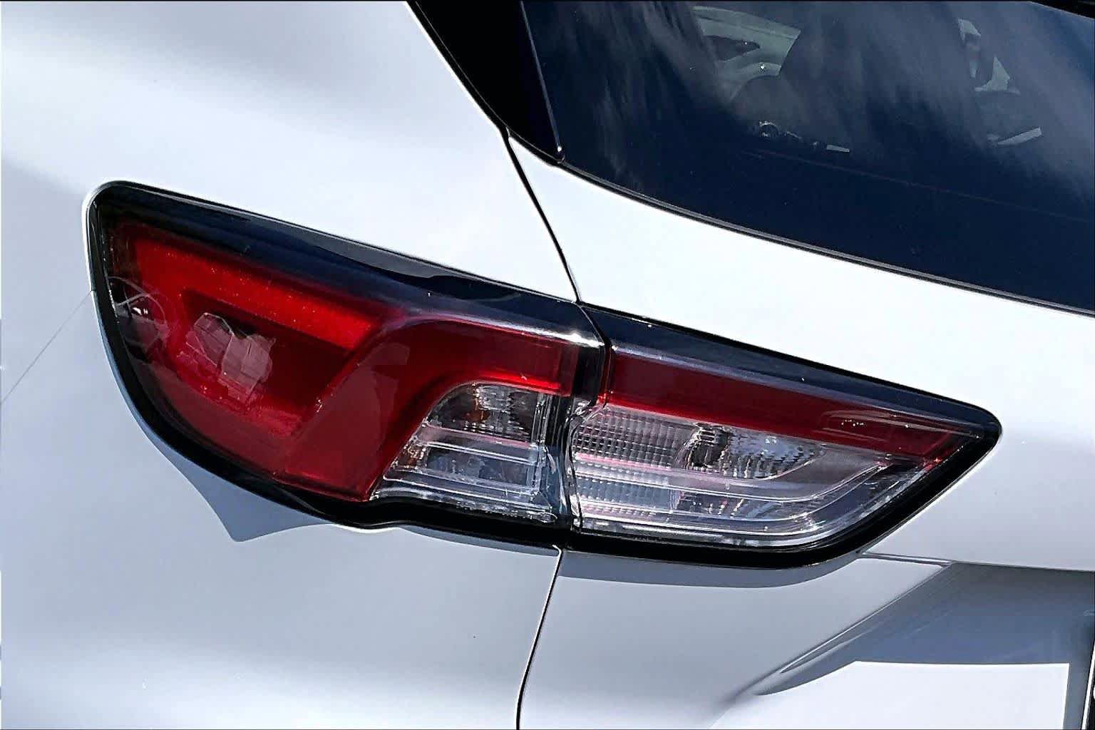 Used 2021 Ford Escape SE w/ SE Sport Appearance Package FWD image 28